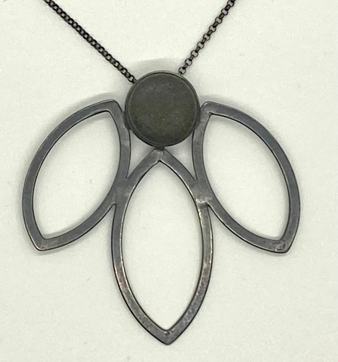 3 Leaf Rock Necklace